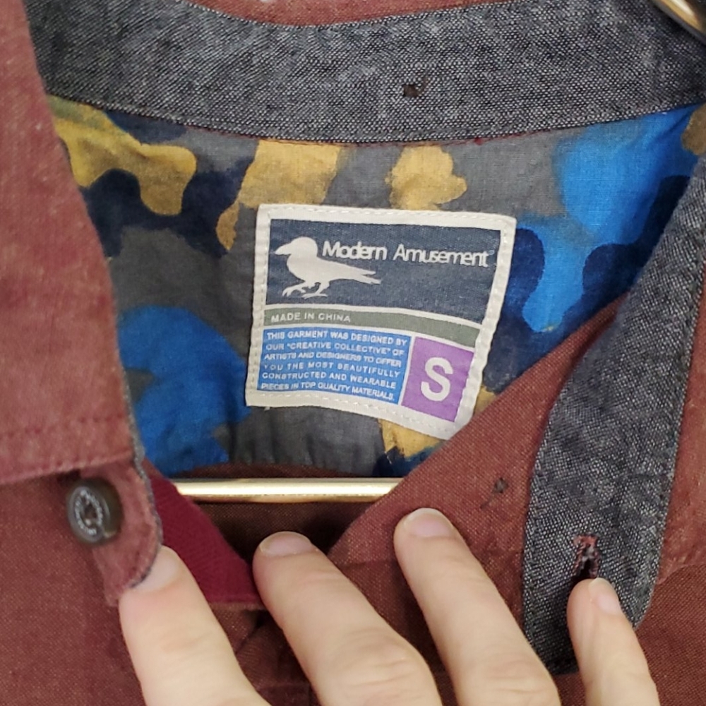 Modern amusement button down - Picture 3 of 4